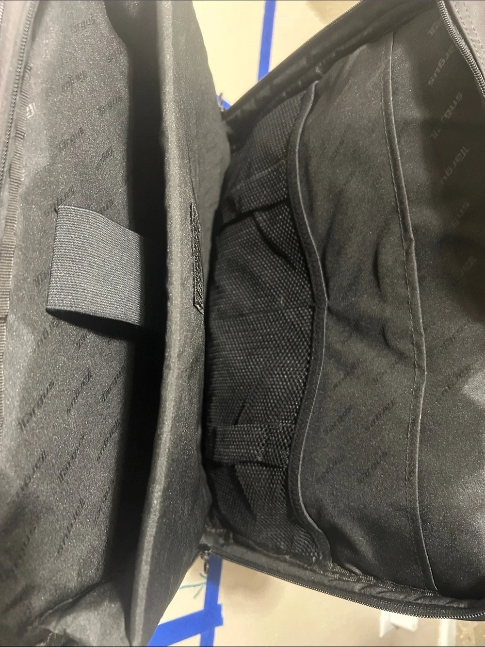 Targus Black Men's Laptop Messenger Bag